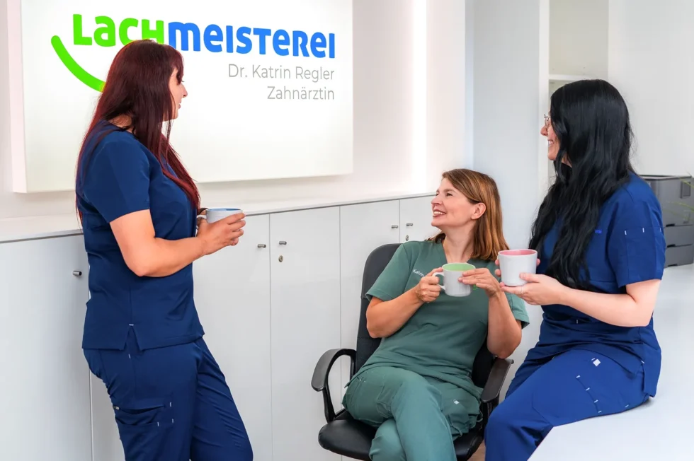 Dr. Katrin Regler und ihre Mitarbeiterinnen bei der Kaffeepause in der Lachmeisterei