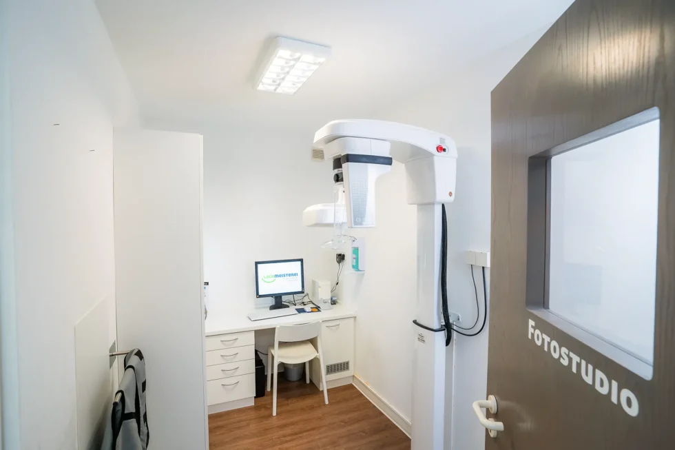 Röntgenraum in der Zahnarztpraxis Regler mit fortschrittlichem Dentalröntgengerät und Computerarbeitsplatz